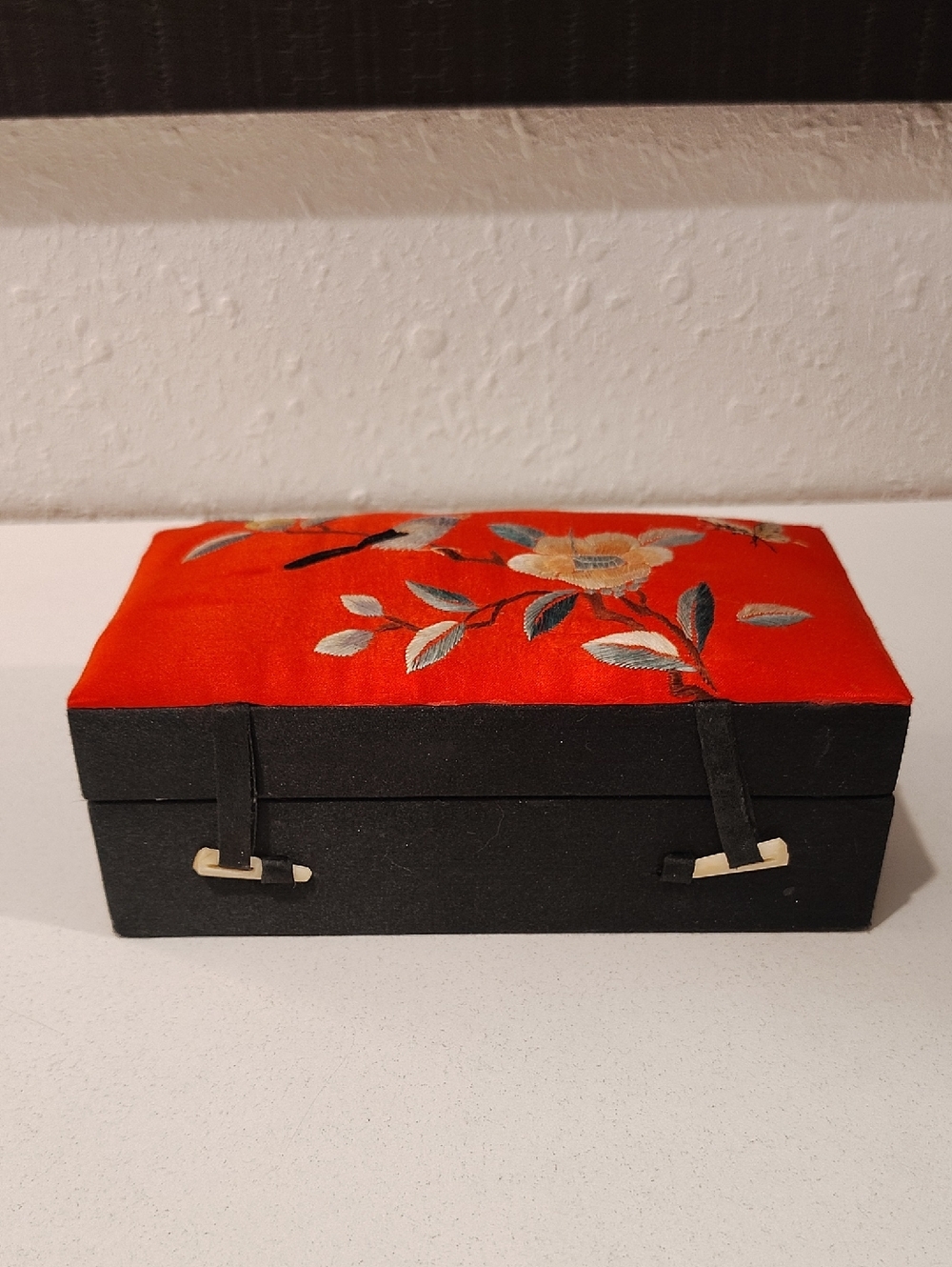 Vintage Chinese Silk Embroidered Padded Trinket Box - Picture 3 of 11